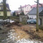 Nie legalna wycinka zdrowych 300-letnich i więcej drzew i dewastacja parkanu wokół starego zabytkowego kościoła przez ks. Wiesława Maciaszka - kwiecień 2013 rok