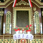 Po Dniu Kobiet, dekoracja wielkopostna w Kaplicy Na Brzegu "tonie w kwiatach"